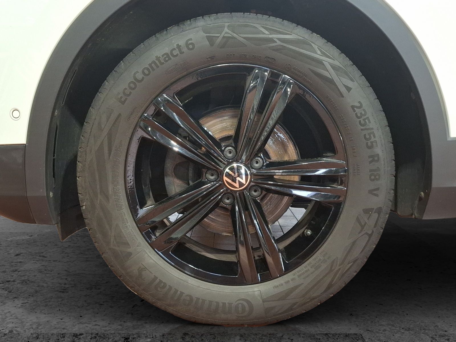 Fahrzeugabbildung Volkswagen Tiguan TDI Urban Sport DSG LED AHK Navi AID ACC