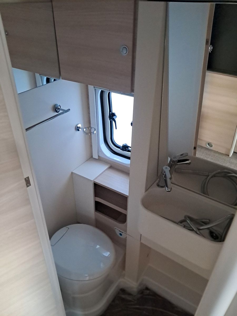 Fahrzeugabbildung Eura Mobil Van V 635 HB Fahrassistenz- & Mondial Plus Paket