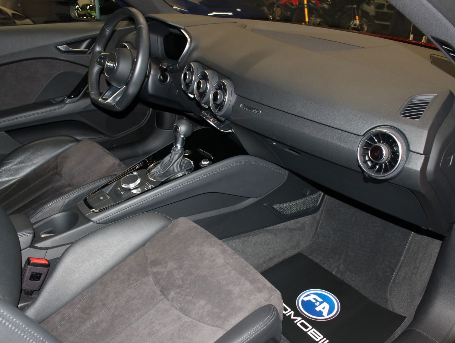 Fahrzeugabbildung Audi TT 1.8 TFSI Coupe S-Tronic S-Line Selection Plus