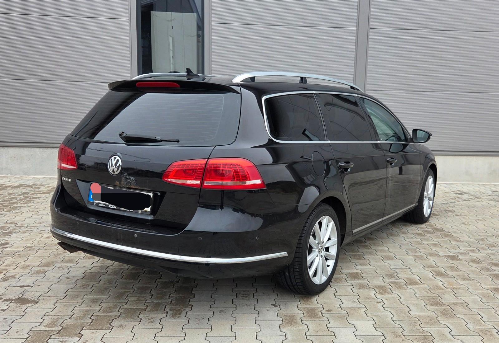 Volkswagen Passat 2011 — rear view