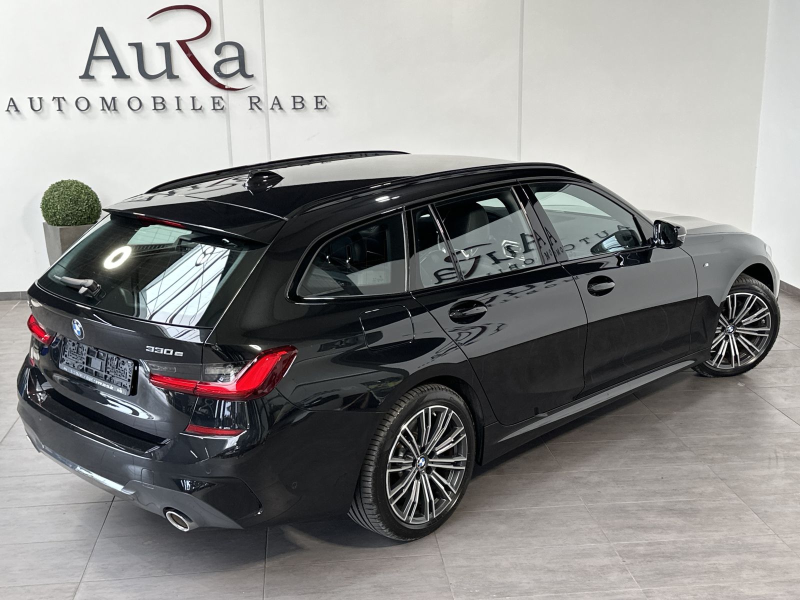 Fahrzeugabbildung BMW 330e Touring xDrive M-Sport NAV+LED+360°+HUD+HIF