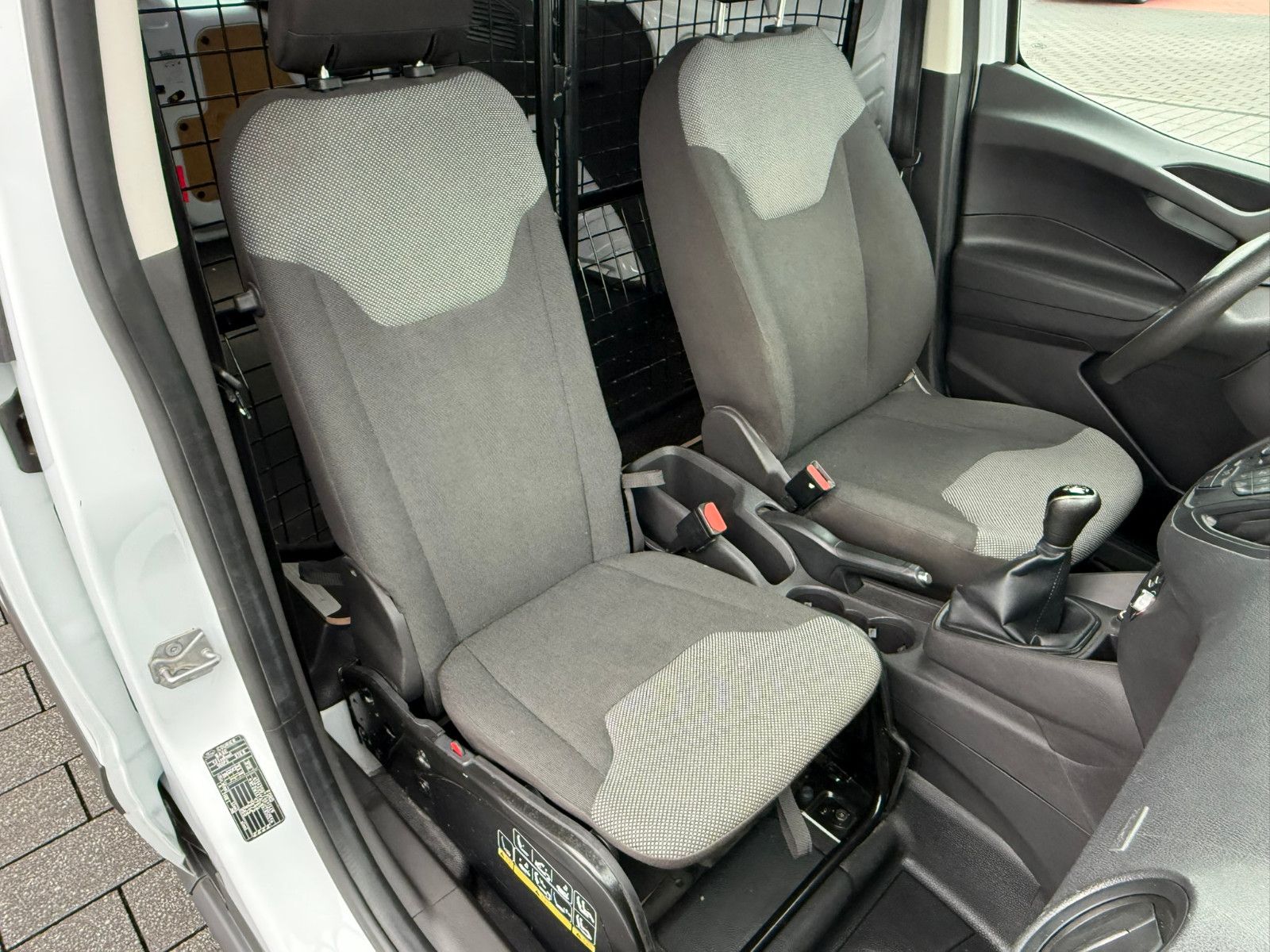 Fahrzeugabbildung Ford Transit Courier Basis AHK ZV SERVO FLÜGELTÜREN