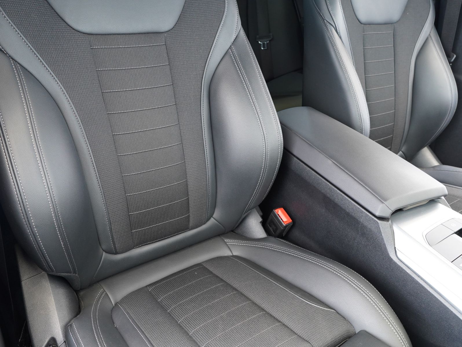 Fahrzeugabbildung BMW 330 e Touring Sport Line INDIVIDUAL/HEADUP/LASER