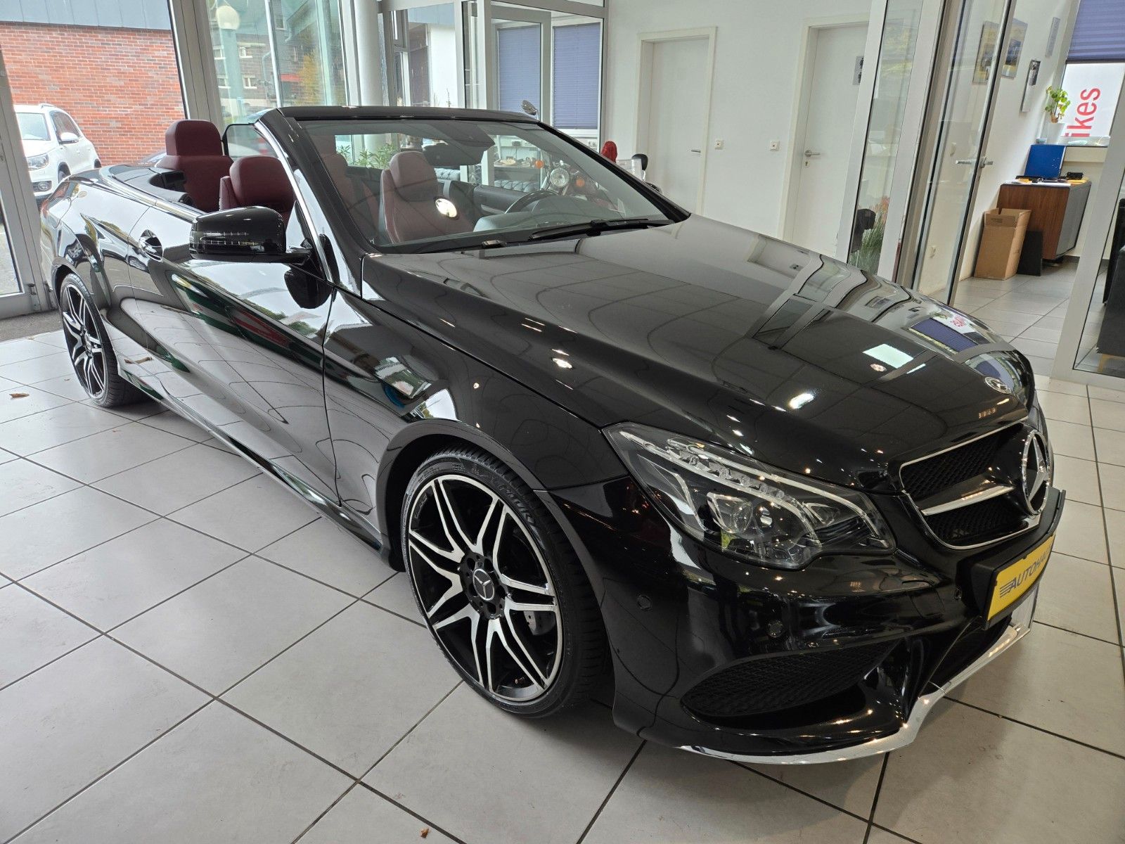 Fahrzeugabbildung Mercedes-Benz E 220 BlueEfficiency* AMG LINE * SCHWARZ / ROT *