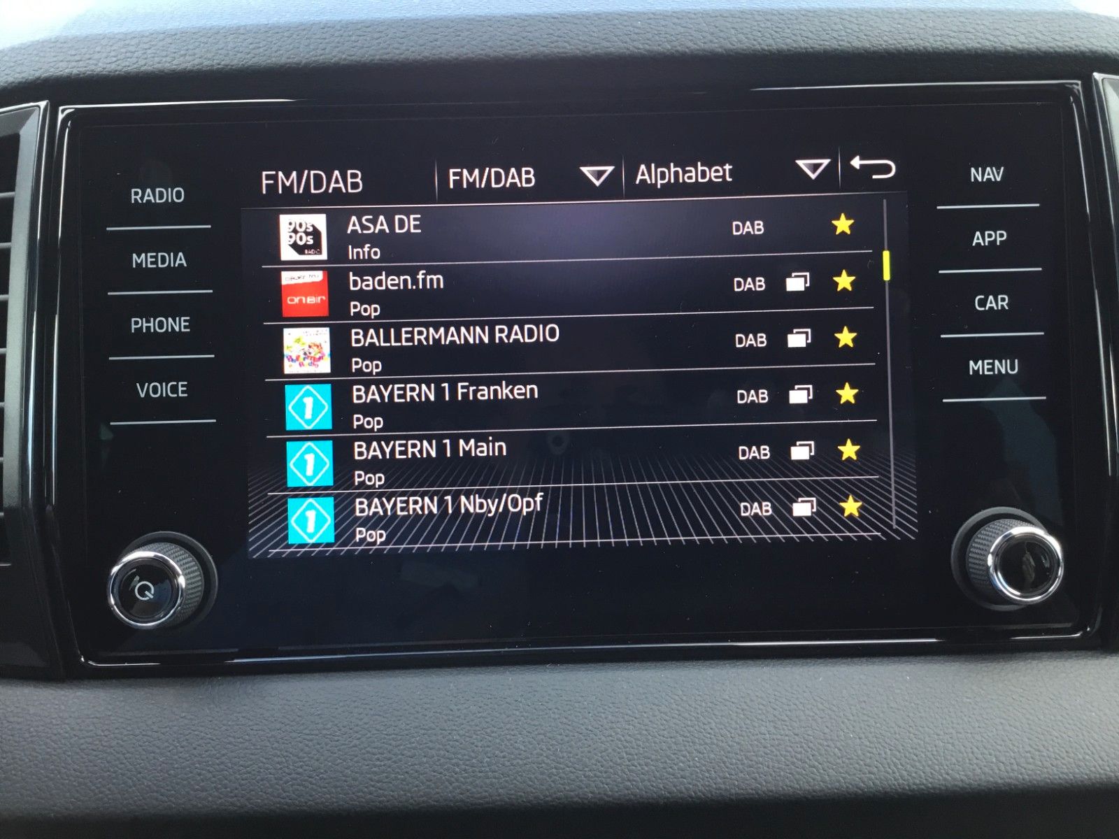 Fahrzeugabbildung SKODA Karoq 2.0l TSI DSG 4x4 Sportline+AHK+Matrix+Pano