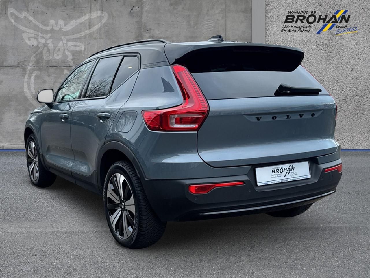 Fahrzeugabbildung Volvo XC40 Plus Recharge Pure Electric 2WD