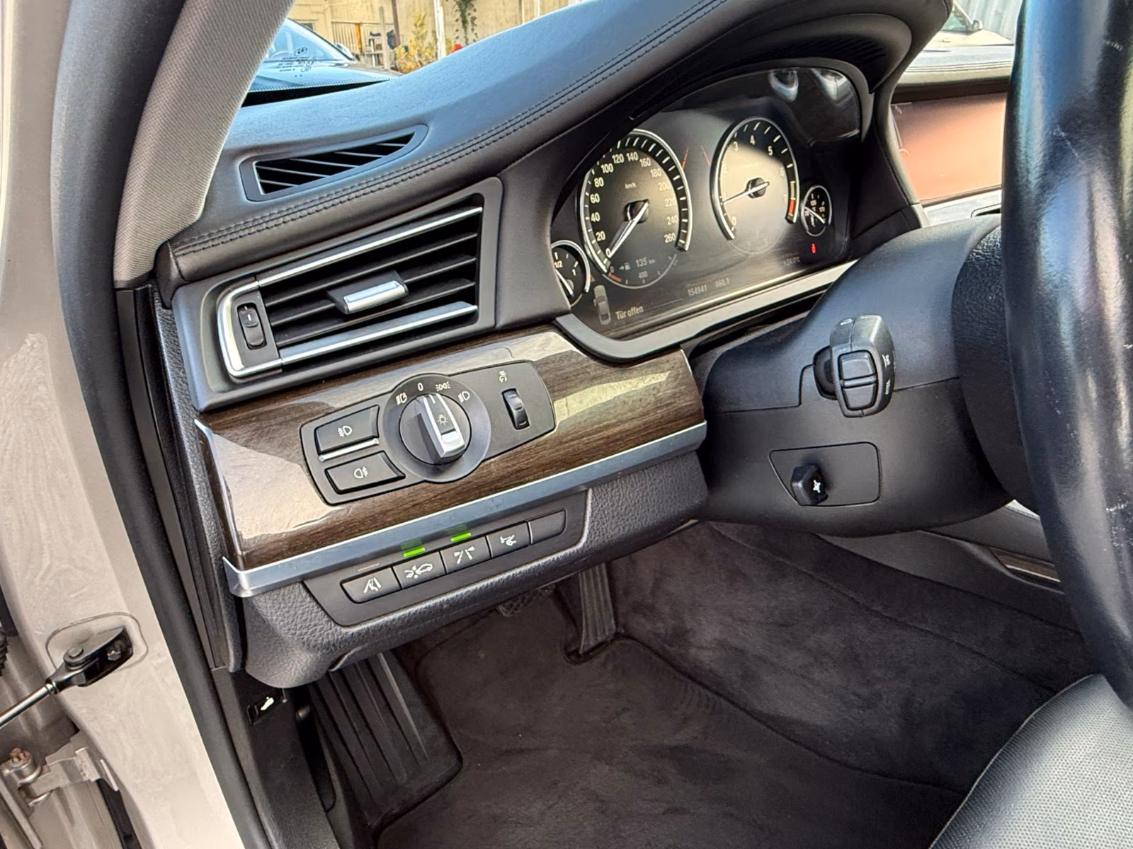 BMW 740i | 326 ch | BVA | Affichage tête haute | Régulateur adaptatif | Sièges ventilés/massants | Chauffage auxiliaire | TV / divertissement arrière
