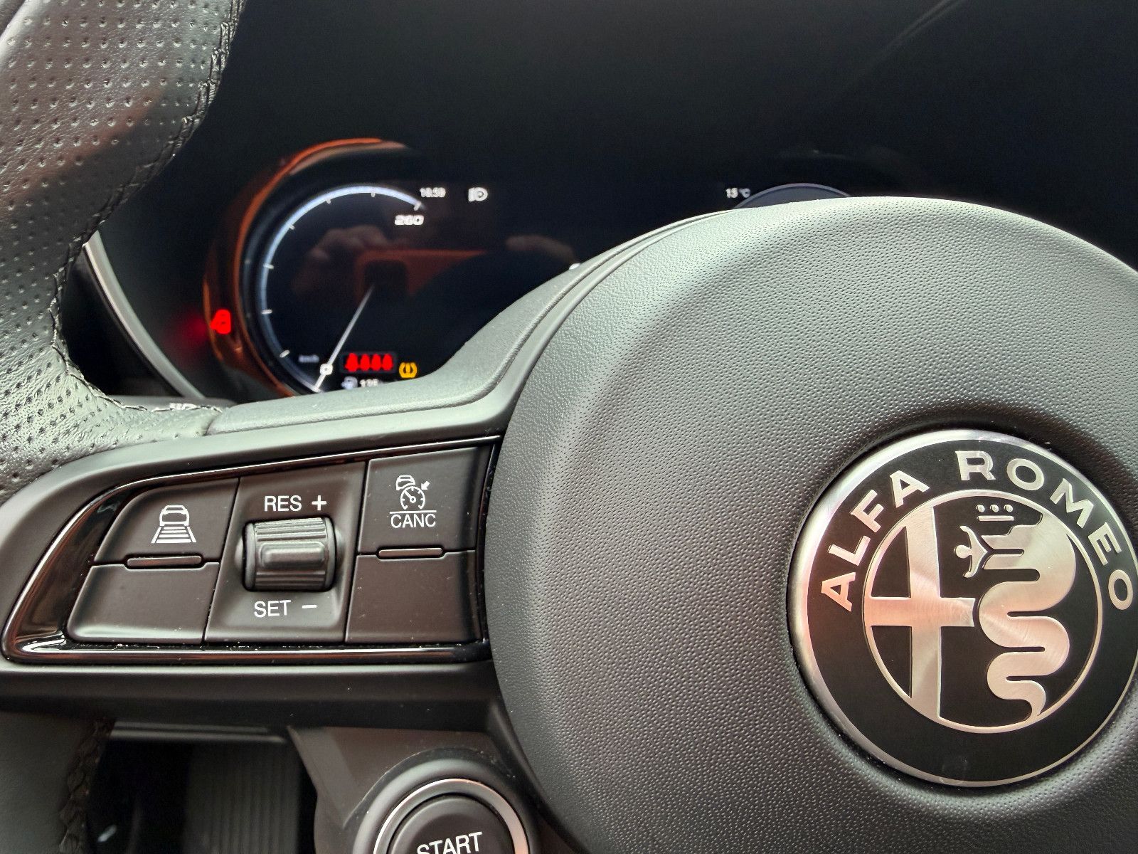 Fahrzeugabbildung Alfa Romeo Giulia Ti Q4/MEMORY/ACC/NAVI/KAMERA/SHZ