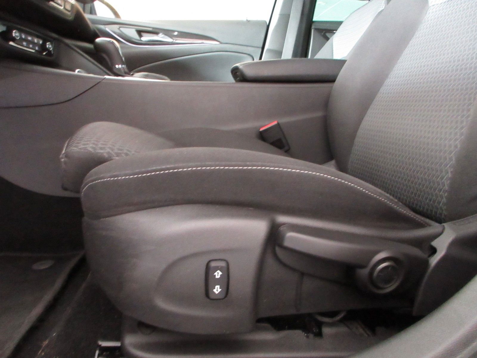 Fahrzeugabbildung Opel Insignia B ST 2.0D LED/NAVI/SHZ/LHZ/HUD