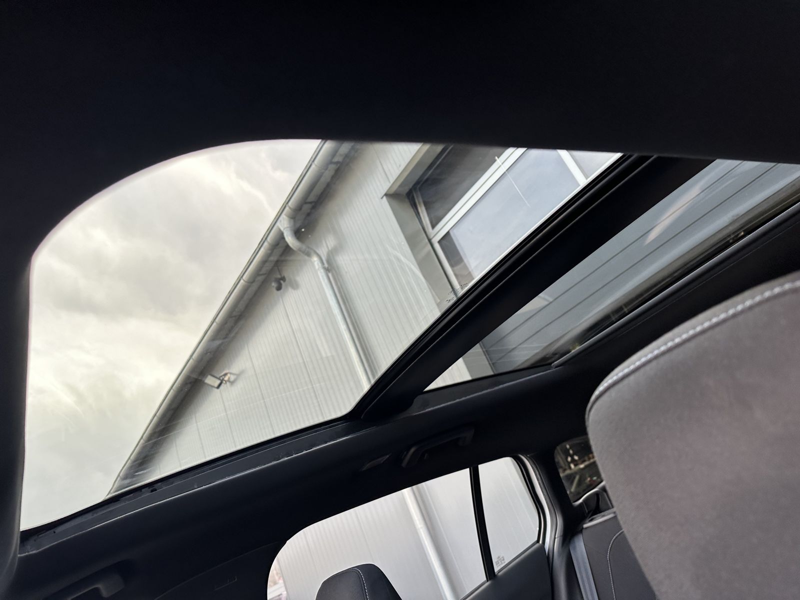 Fahrzeugabbildung Ford Focus 1.5 EB Aut. ACTIVE X NAV+LED+PANO+KAM+VC