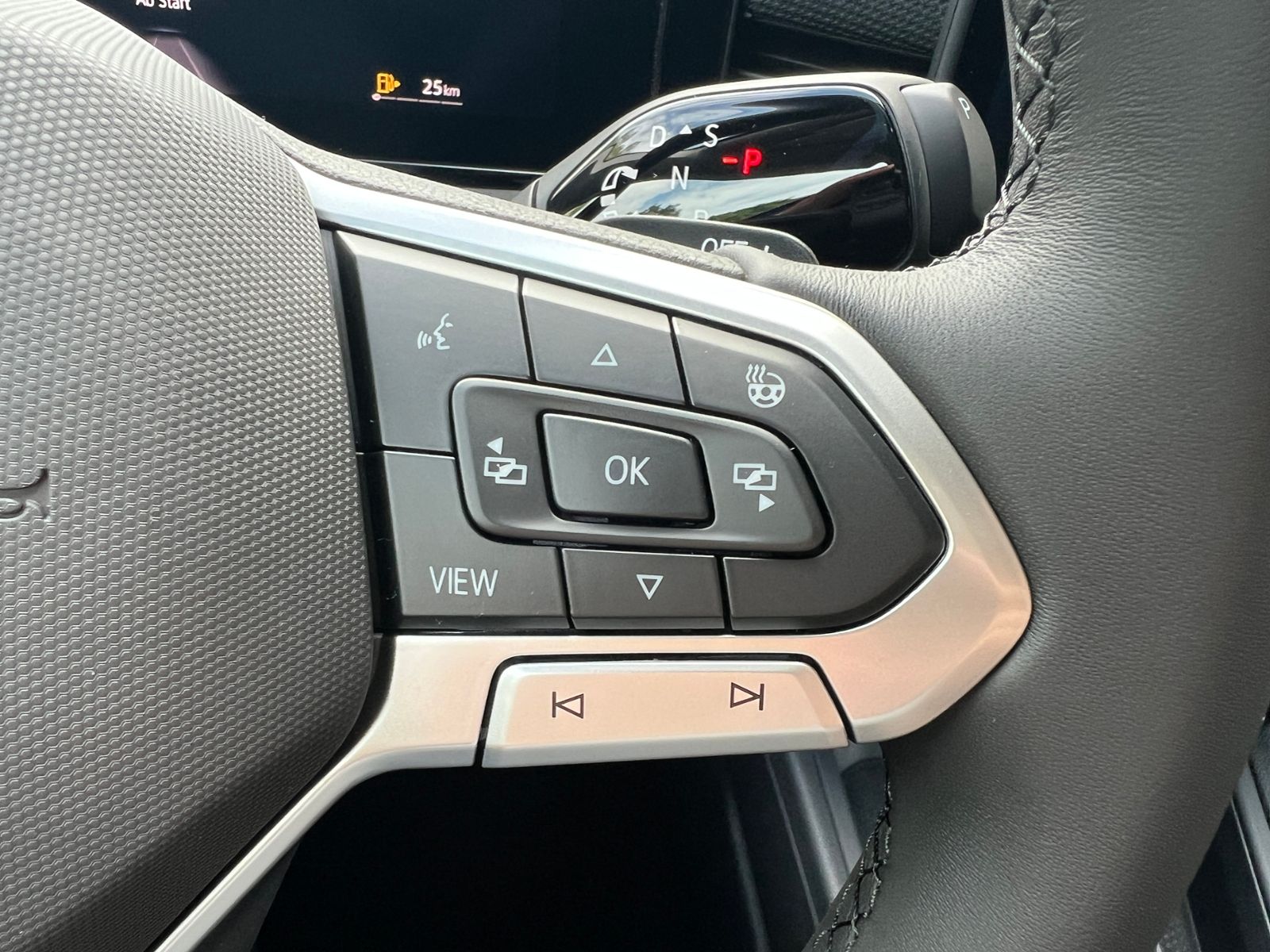 Fahrzeugabbildung Volkswagen T-Roc Life 1.5 eTSI DSG  *AHK, Ganzjahresreifen,