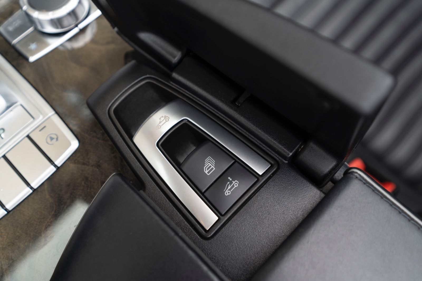 Fahrzeugabbildung Mercedes-Benz SL 400 Roadster AMG SPORTPAKET ACC KAM NAV H&K