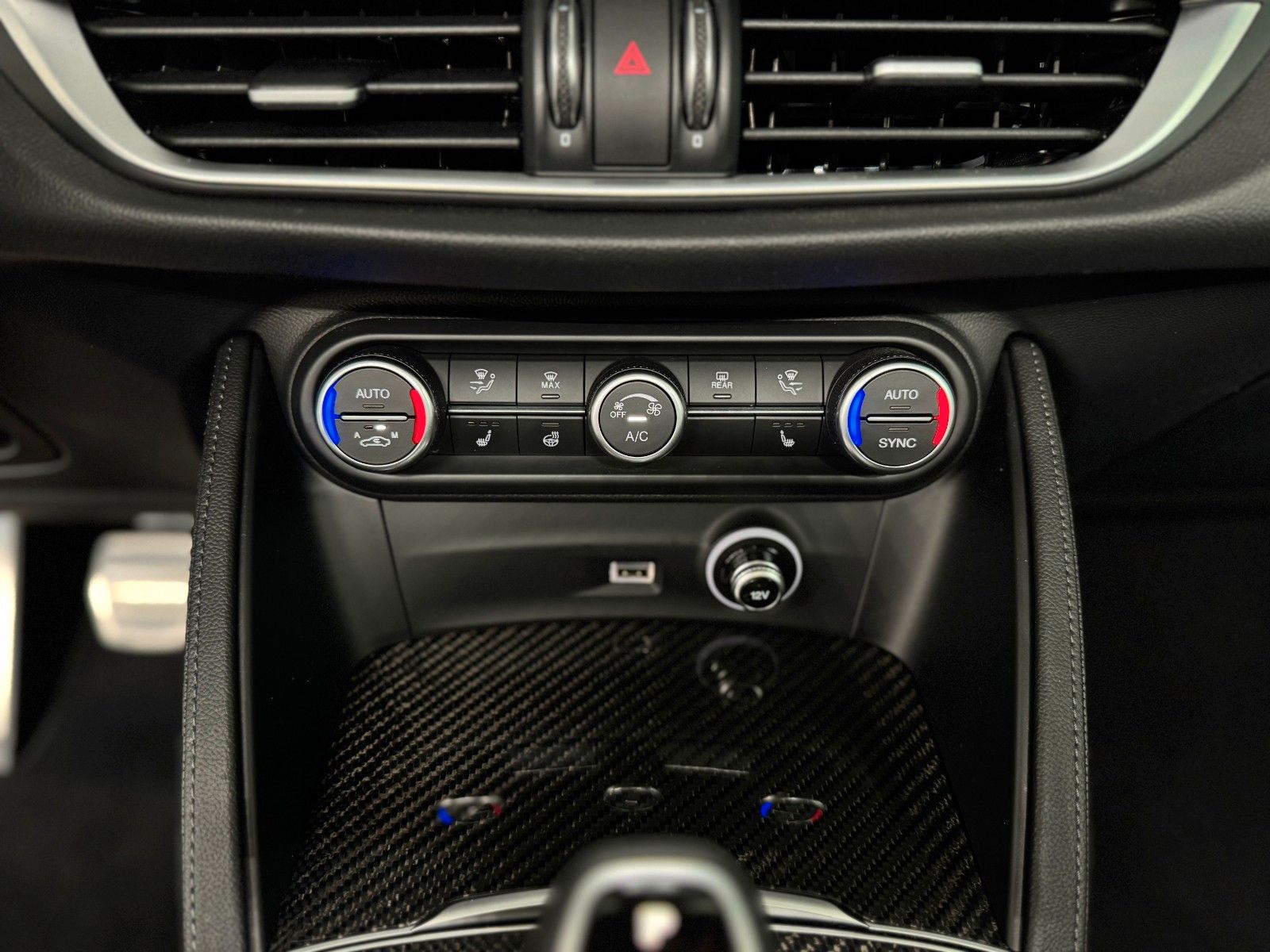 Fahrzeugabbildung Alfa Romeo Quadrifoglio Q4 ACC Assist-Paket Pano Garantie