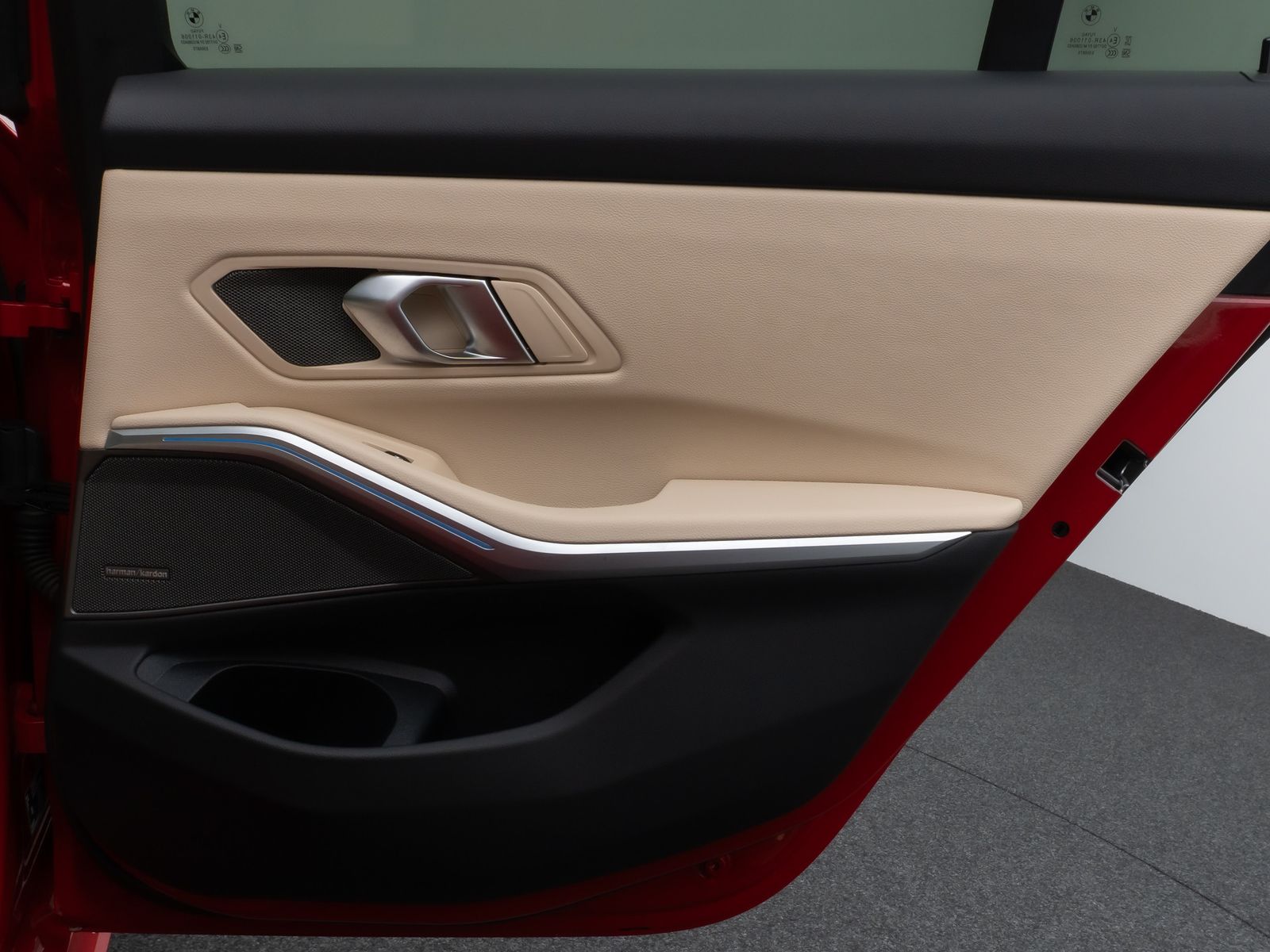 Fahrzeugabbildung BMW 330e M Sport Pro Panorama Kamera HUD H/K Komfort