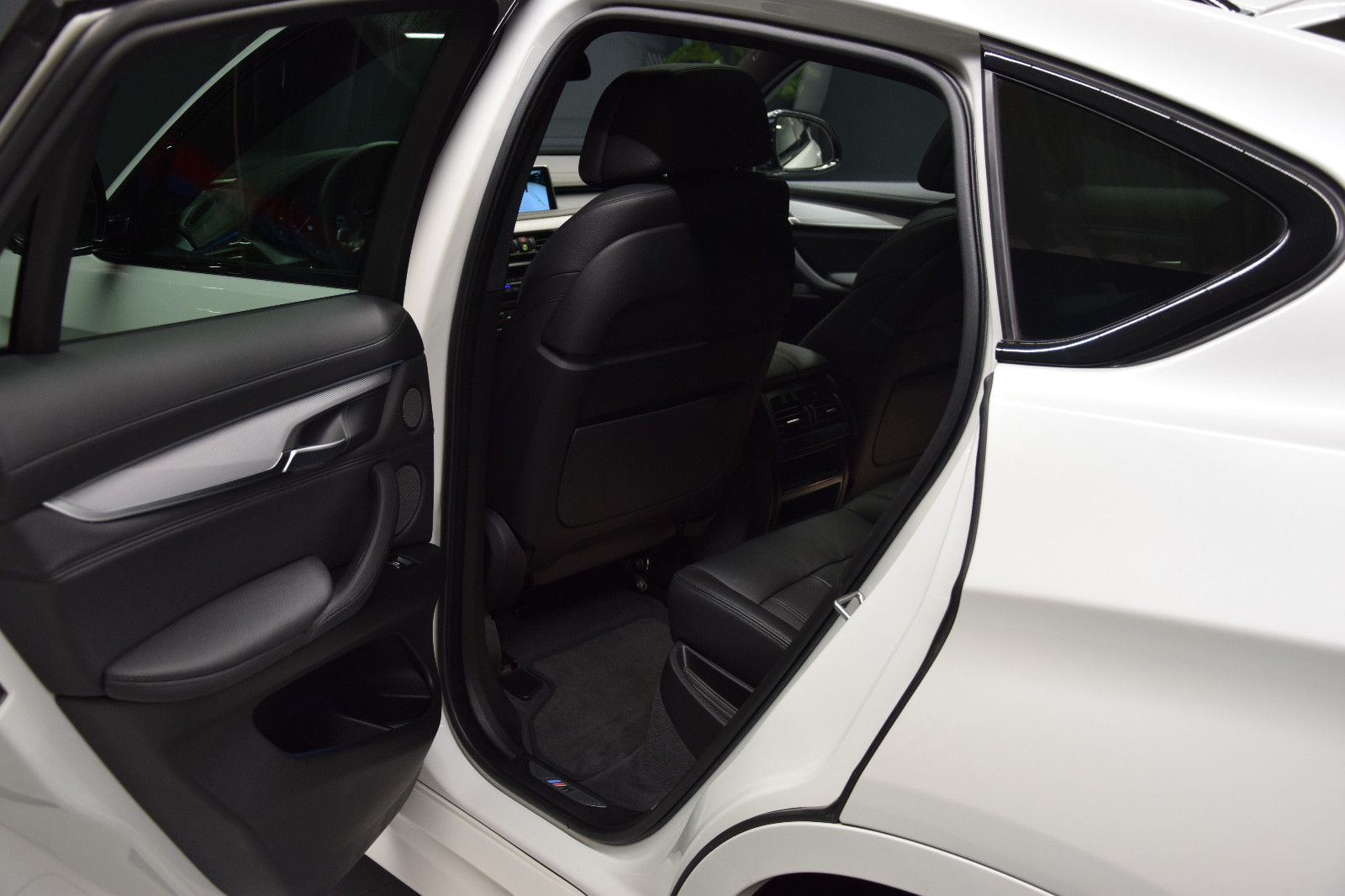 Fahrzeugabbildung BMW X6 M50 HUD TV 360 Pano Memory Sitzlüftung H&K