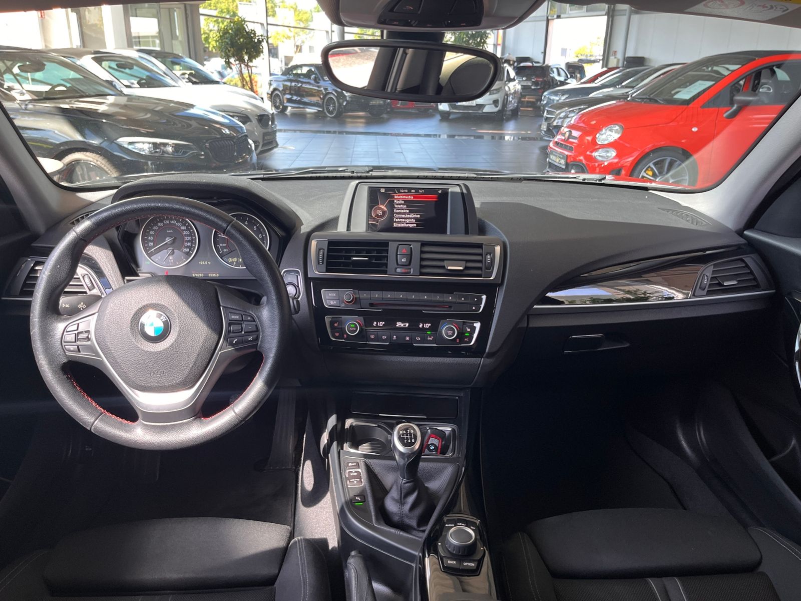 Fahrzeugabbildung BMW 118 i Sport Line KLIMA LED SHZ PDC 17"