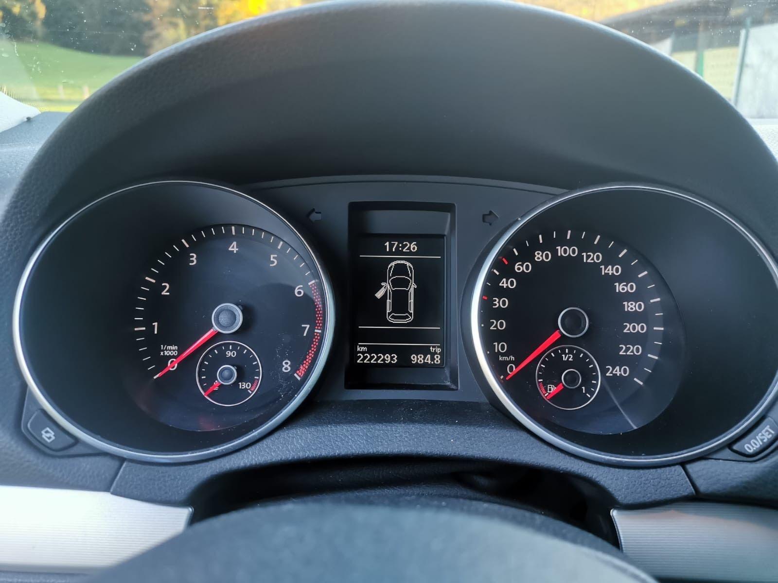 Volkswagen Golf 2010 — interior
