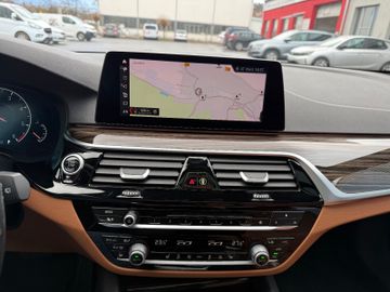 BMW 530 D Touring xDrive Sport Line+LED+StHz+Virtual