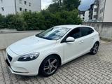 Volvo V40 T2 *KLIMAAUTO*NAVI*8xALU*PDC* - Volvo V40 Gebrauchtwagen in München