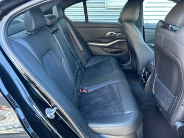 BMW 330e xDrive Limousine M Sportpaket HiFi DAB LED