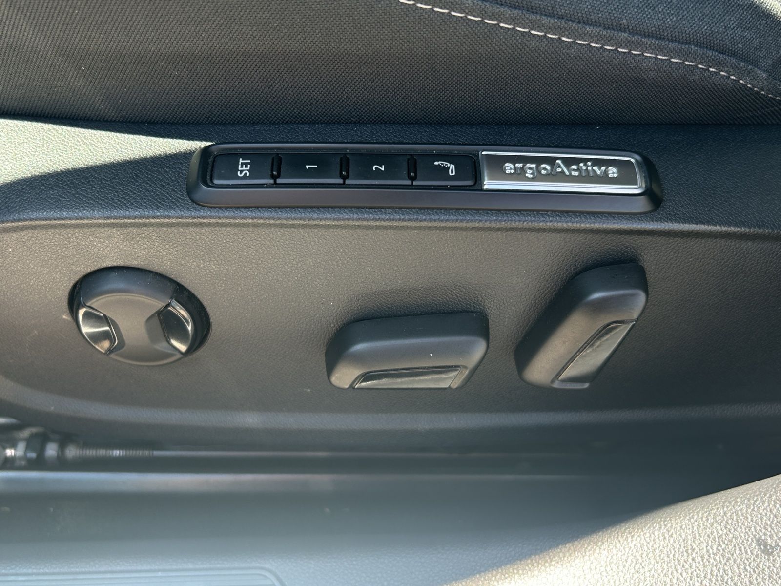 Fahrzeugabbildung Volkswagen Golf VIII Variant eTSI  Style DSG Matrix AHK Nav