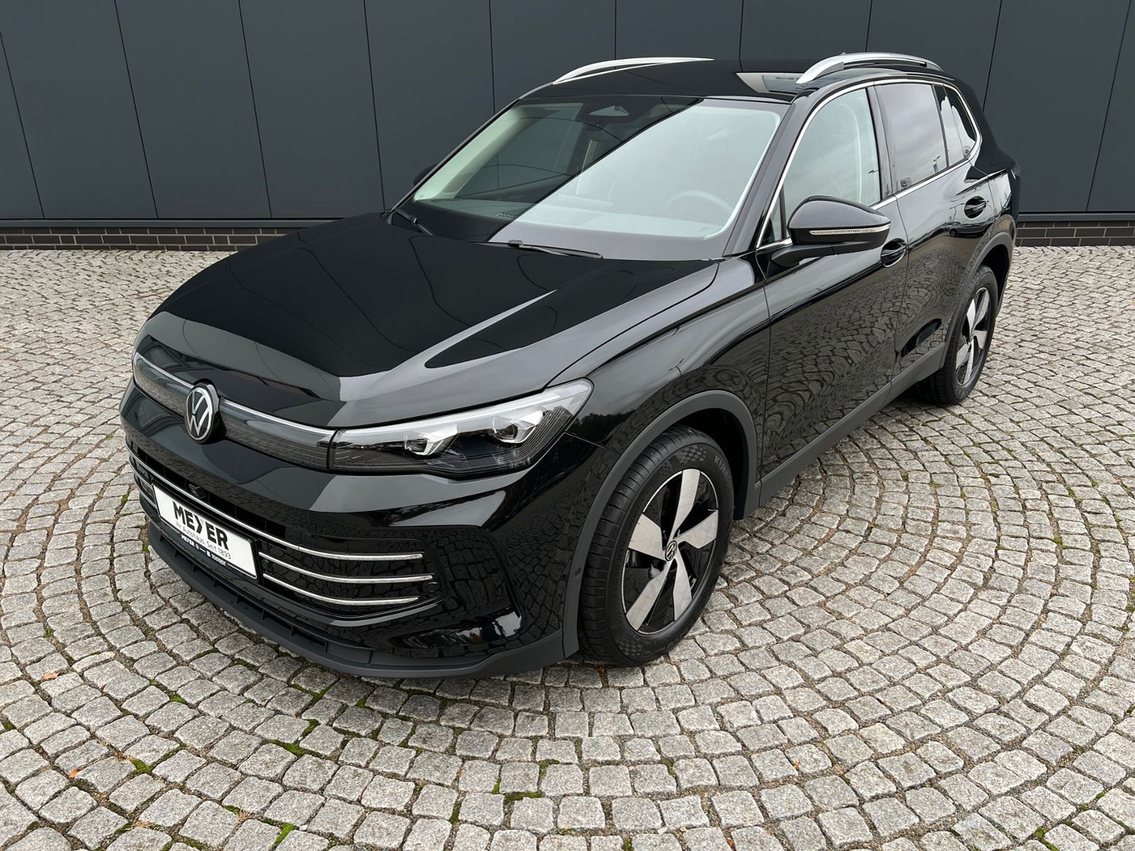 Fahrzeugabbildung Volkswagen Tiguan Elegance 2.0 TDI DSG *AHK, IQ.Light, 18'-
