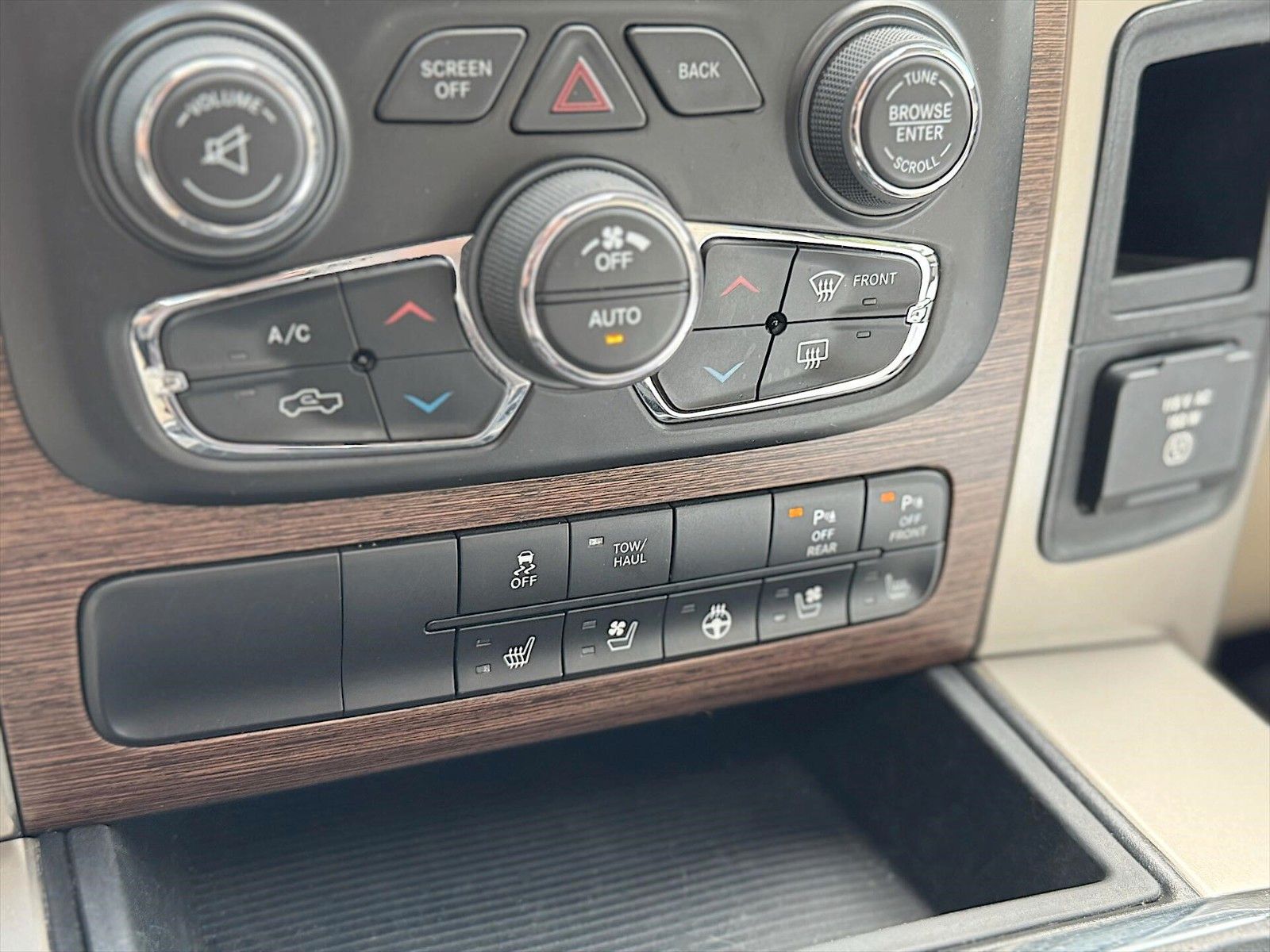 Fahrzeugabbildung Dodge RAM 5.7 V8 HEMI LARAMIE CrewCab 4x4 LPG  PRINS