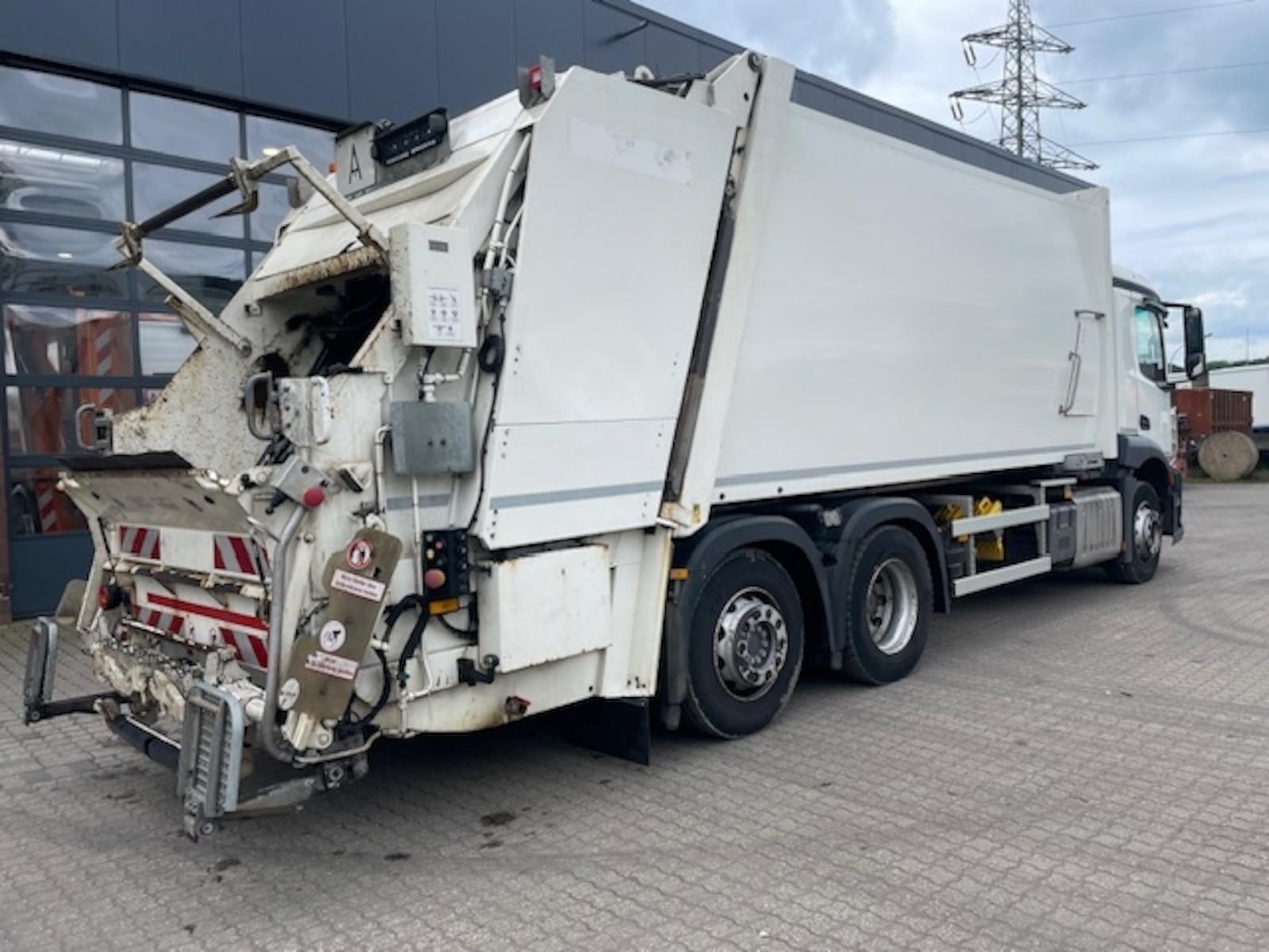 Mercedes-Benz 2533 6x2 Antos Faun Powerpess mit Lifter