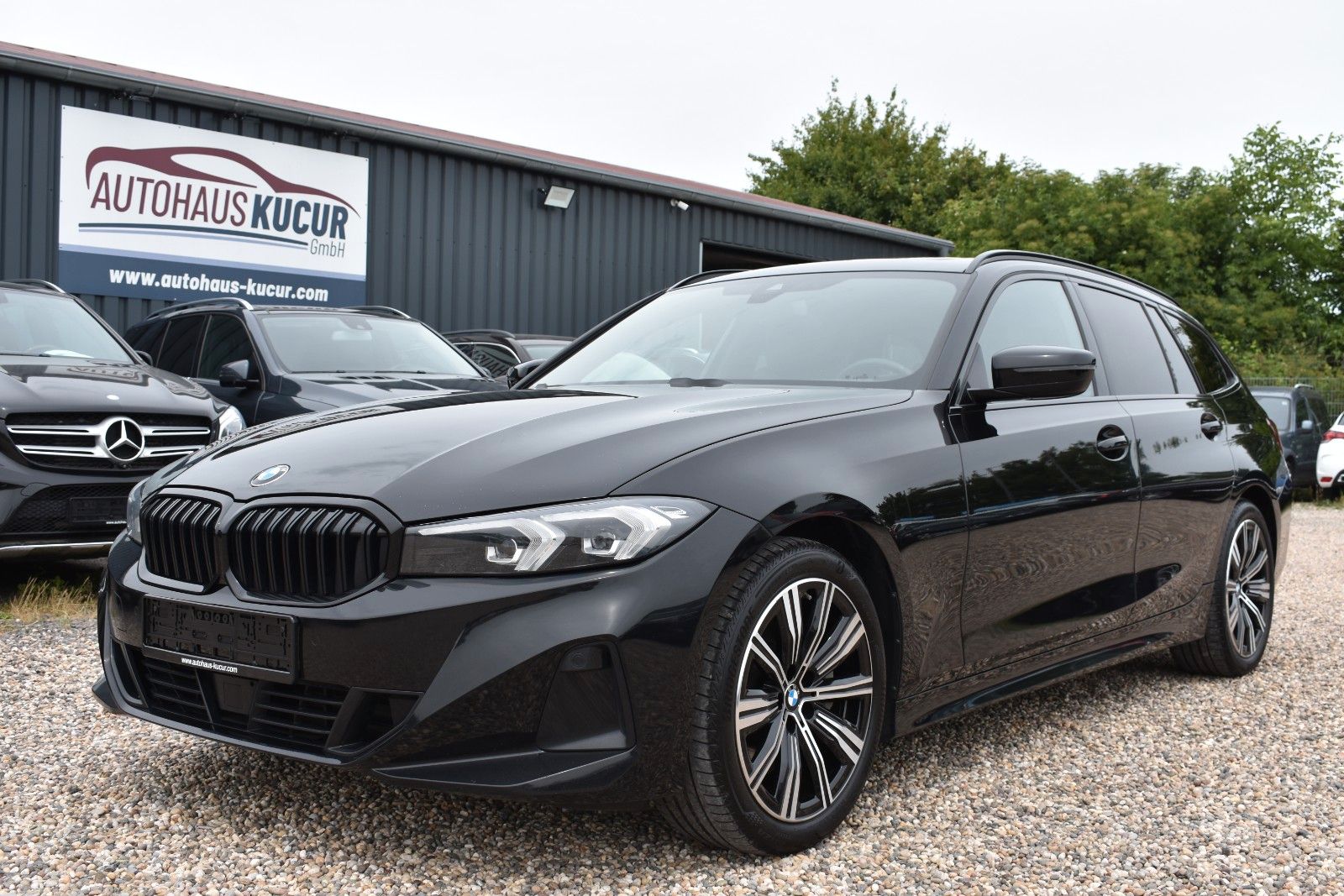 Fahrzeugabbildung BMW 330d Touring Facelift Panorama 1 Hand H&K