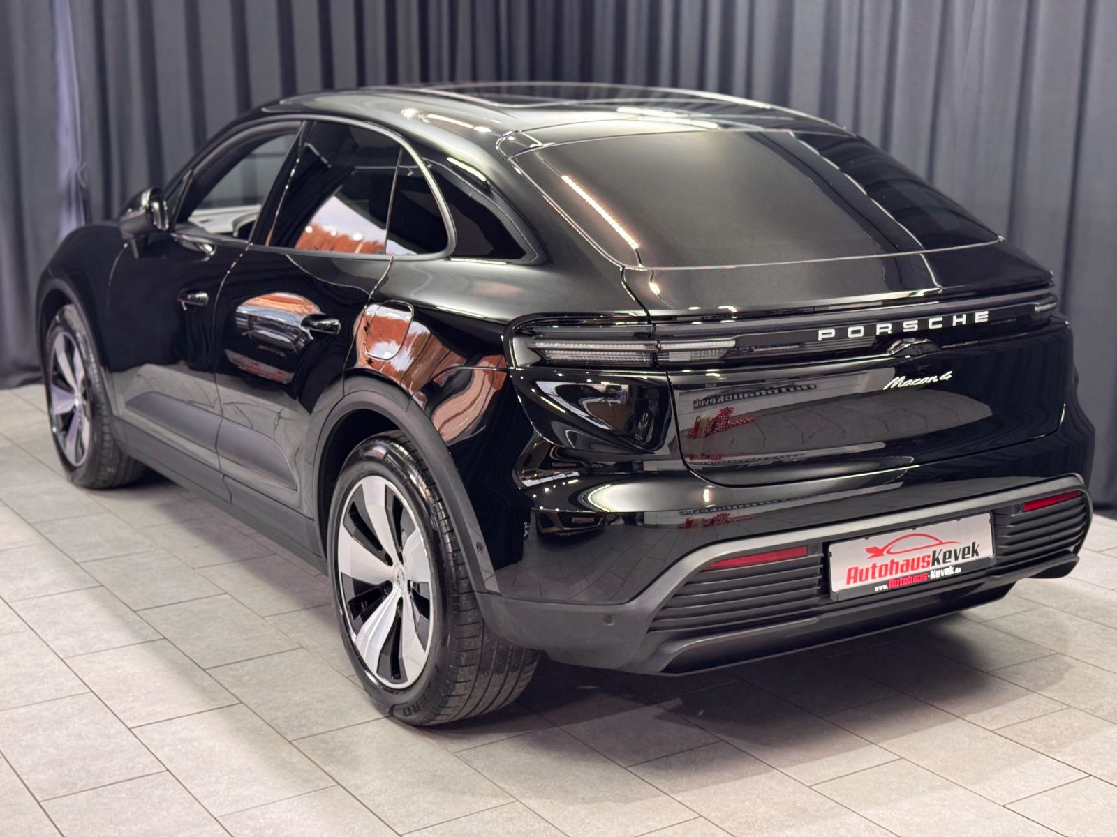 Fahrzeugabbildung Porsche Macan Electric 4|BOSE|PANORAMA|KAMERA|