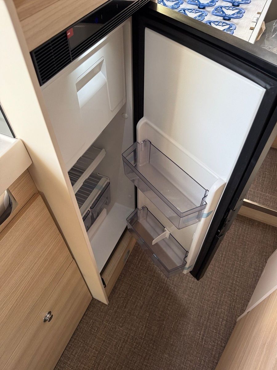 Fahrzeugabbildung Eura Mobil Van V 635 EB Alufelge, Keyless Entry, RFK, Radio