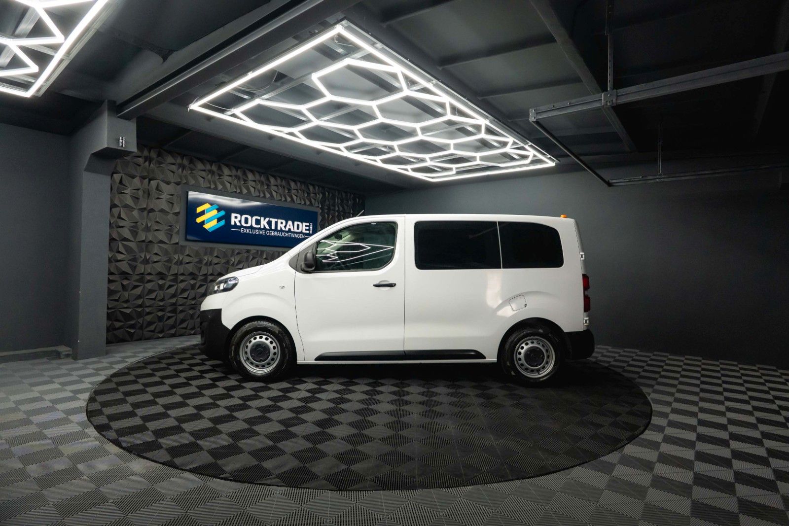 Fahrzeugabbildung Opel Vivaro Kombi S | 9 Sitze | Klima | DAB | TÜV NEU