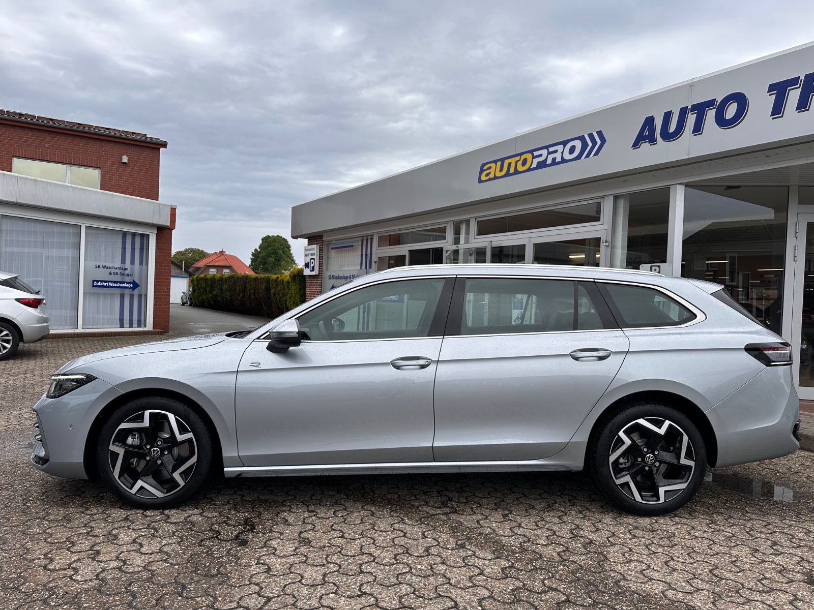 Fahrzeugabbildung Volkswagen Passat Variant 2.0 TDI 4M R-Line Matrix/AHK/Navi