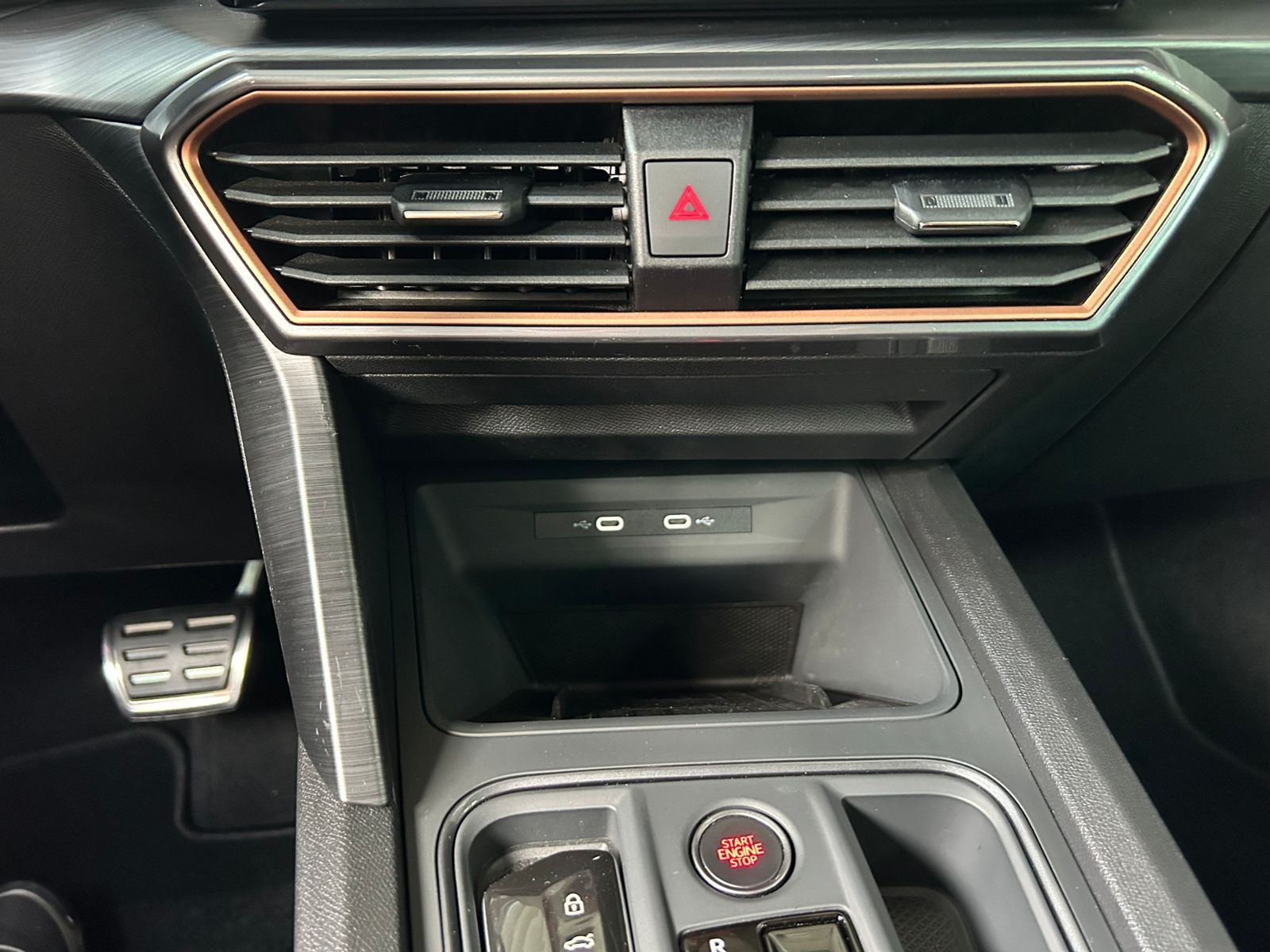 Fahrzeugabbildung CUPRA Leon Sportstourer VZ e-Hybrid NAV RFK SHZ 19"