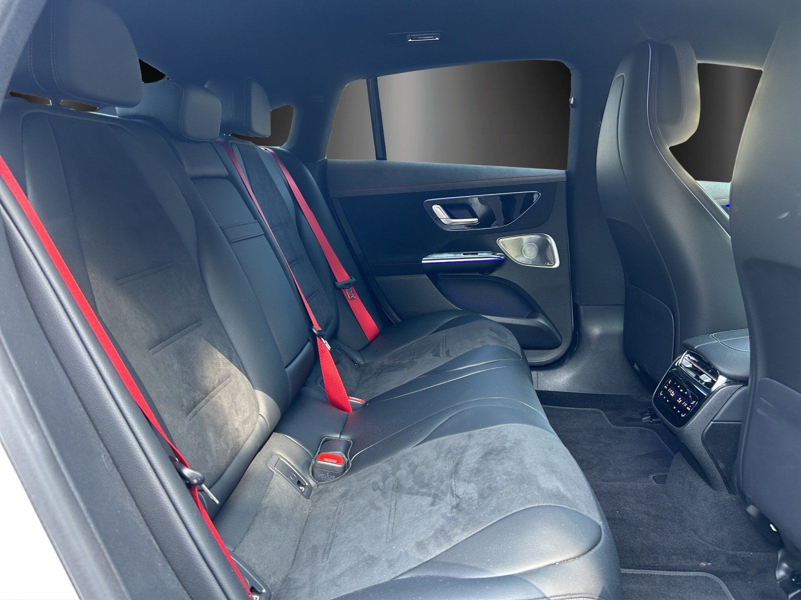 Fahrzeugabbildung Mercedes-Benz EQE 43 AMG Prem HYPER Night DISTRO KeyGo AHK HAL