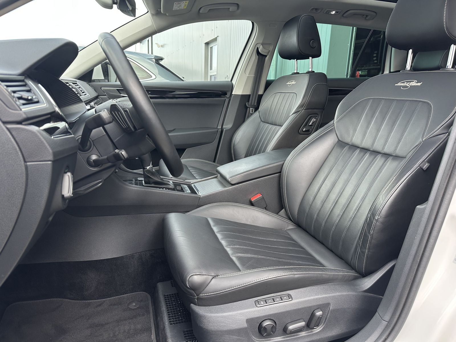 Fahrzeugabbildung SKODA Superb Combi 2.0 TDI DSG L&K NAV+LED+AHK+PANO+SH