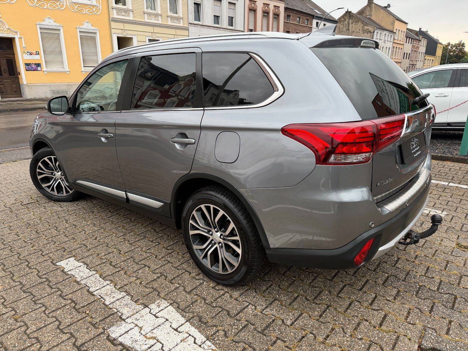 Fahrzeugabbildung Mitsubishi Outlander Top 4WD 7-SITZER AHK LEDER NAVI KAMERA