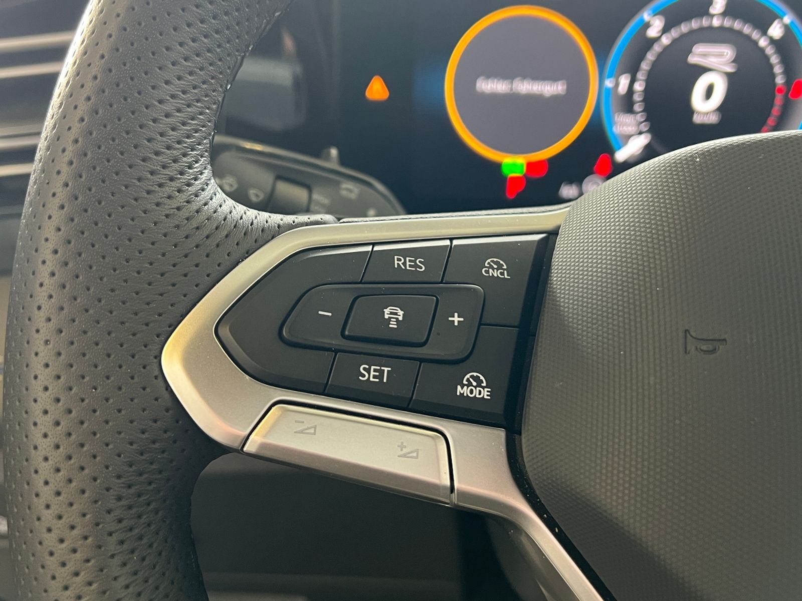 Fahrzeugabbildung Volkswagen Tiguan R-Line 2.0 TDI DSG 4MOTION *AHK, IQ.Light
