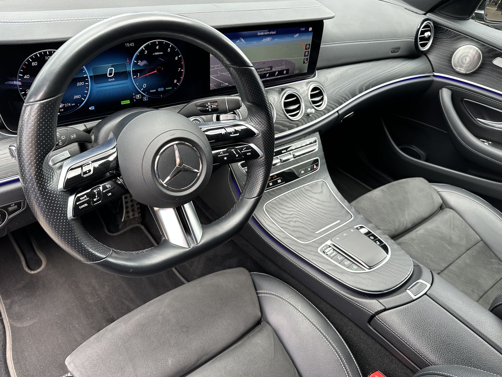 Fahrzeugabbildung Mercedes-Benz E 200 T AMG-Line NAV+LED+PANORAMA+BURMESTER+360°