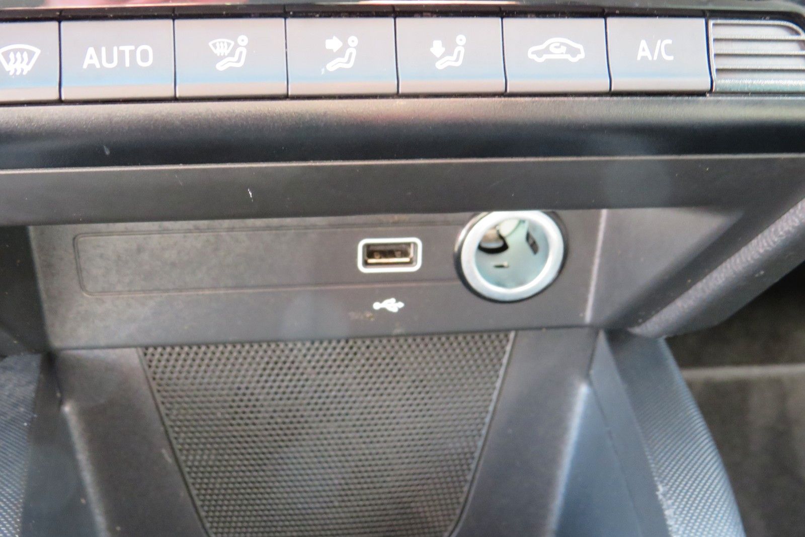 Fahrzeugabbildung SKODA Fabia Combi Ambition PDC NAVI APP SITZH. 1.HD