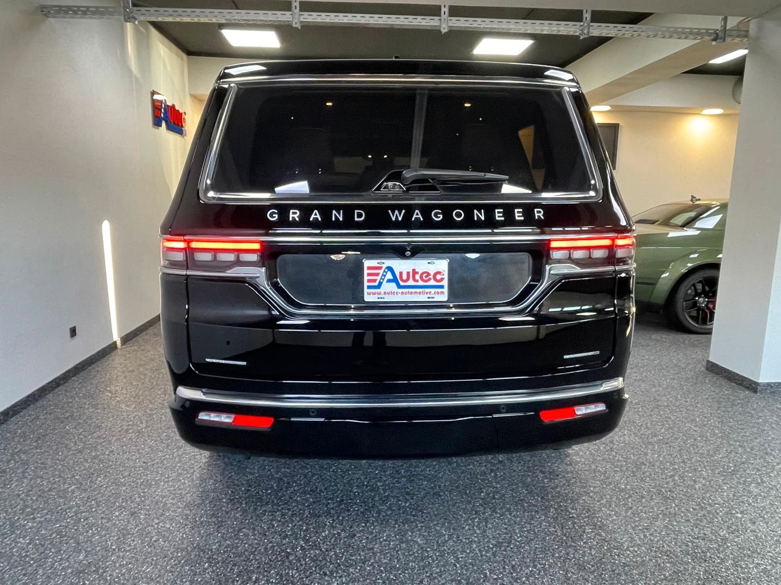 Fahrzeugabbildung Jeep GRAND WAGONEER SERIES III 6.4L V-8 NIGHT VIEW.