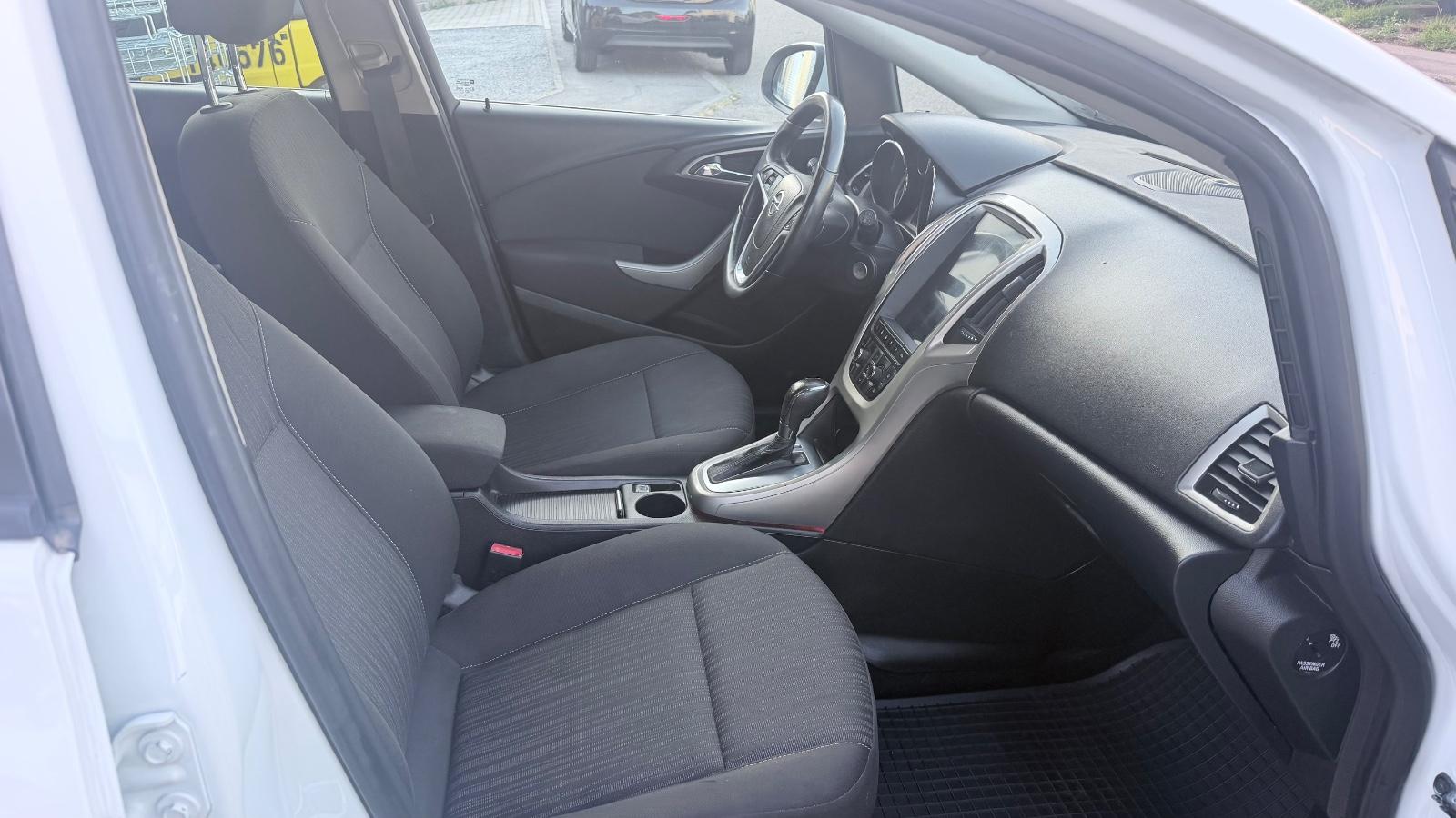 Opel Astra 2011 — photo 9