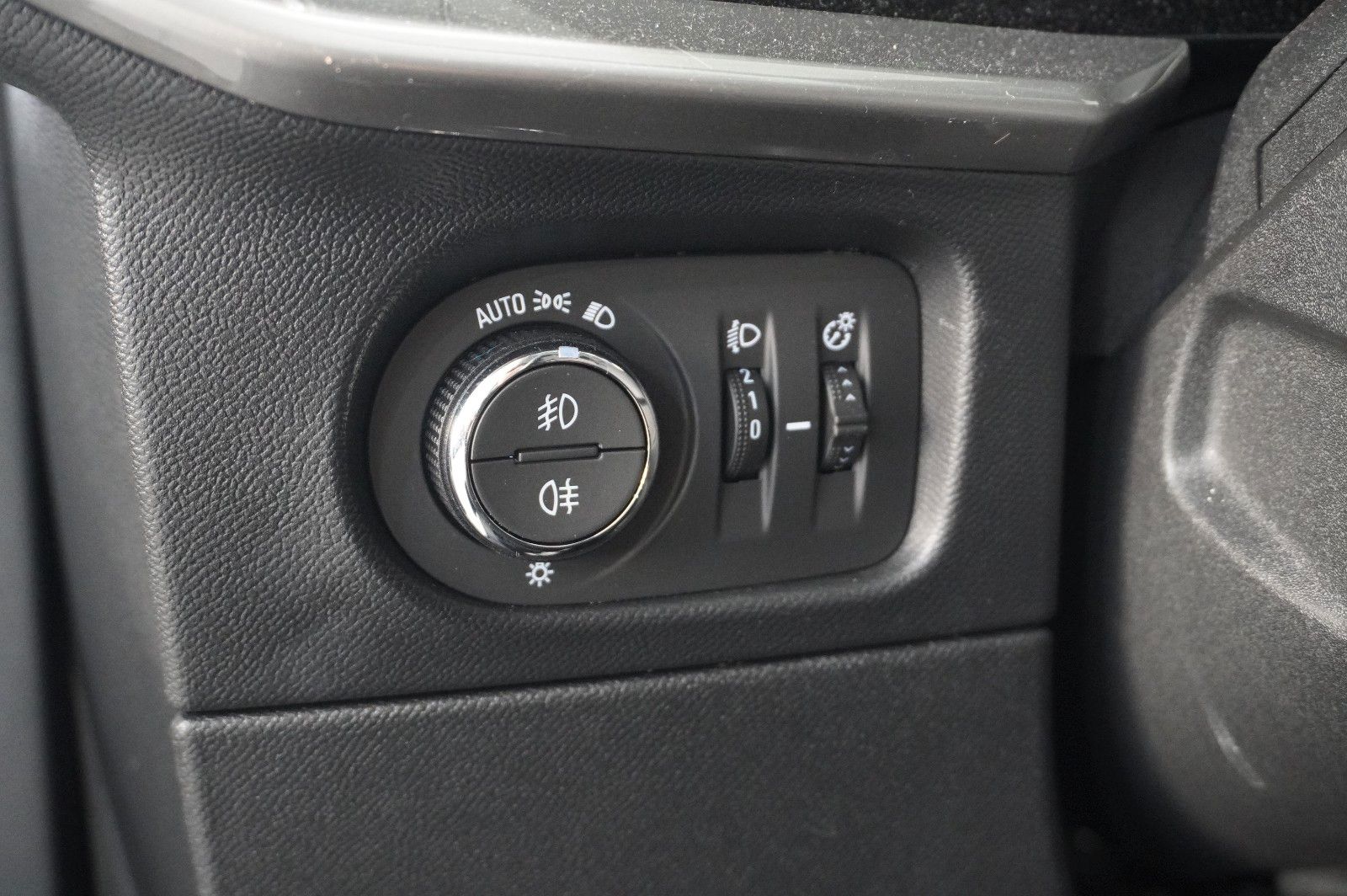 Fahrzeugabbildung Opel Mokka-e ELEGANCE 3-PHASIG NAVI/LED/VIRTU/SHZ/DAB