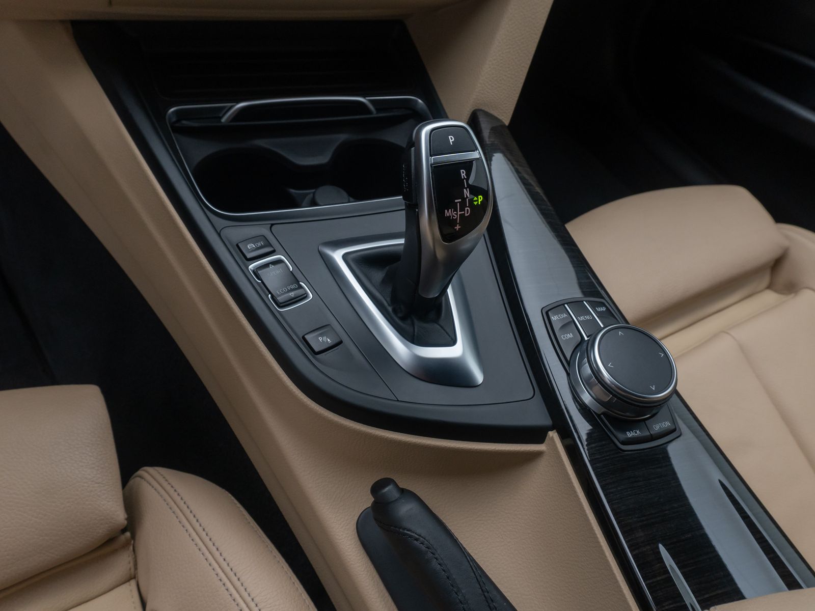 Fahrzeugabbildung BMW 320d SportLine Kamera HiFi NaviPro Alarm Komfort