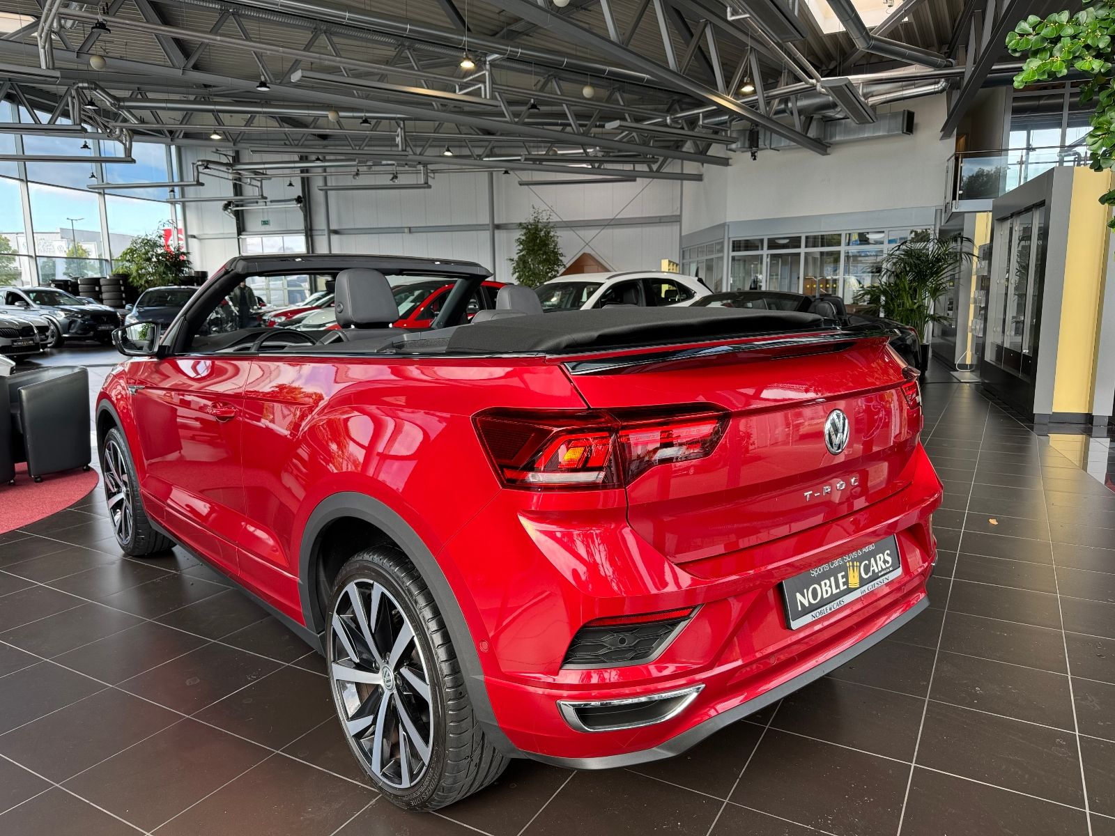 Fahrzeugabbildung Volkswagen T-Roc Cabriolet R-Line AHK BEATS NAV SHZ RFK 19"