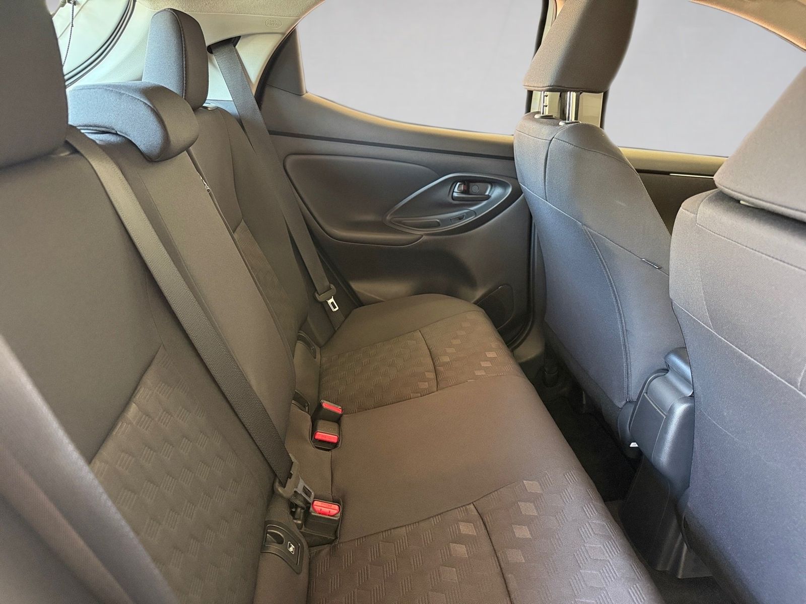 Fahrzeugabbildung Toyota Yaris 1.5 Business Edition KlimaA,Navi,SHZ,ACC
