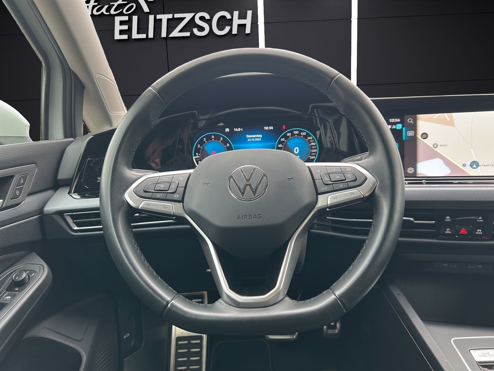 Fahrzeugabbildung Volkswagen Golf VIII Variant eTSI Active DSG LED ACC SH Rea