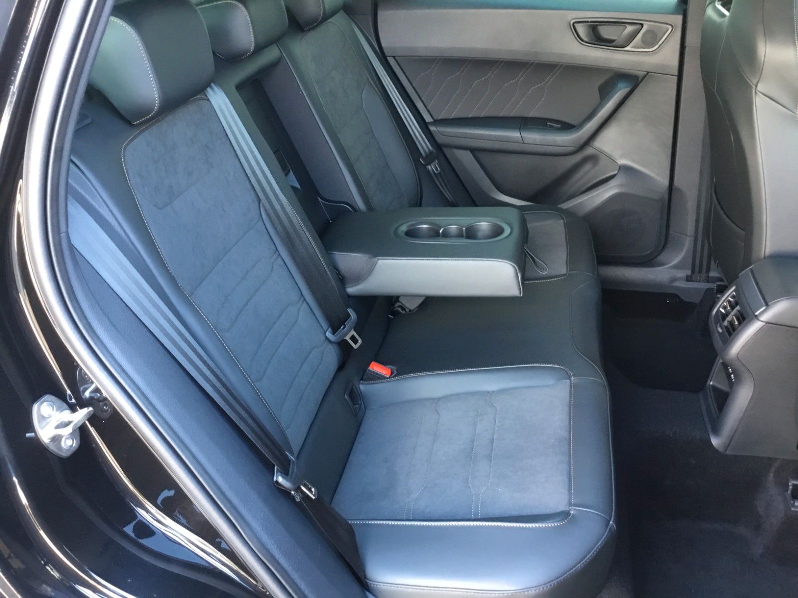 Fahrzeugabbildung CUPRA Ateca 2.0 TSI 4Drive DSG+Pano+AHK+19"+ACC+LED