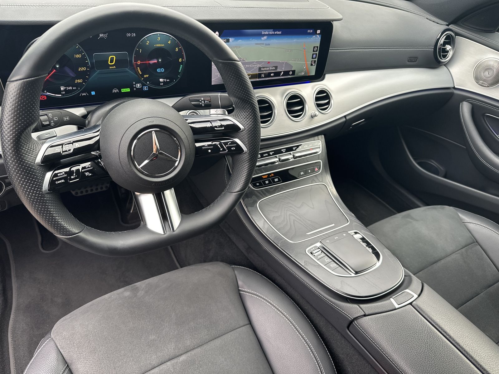 Fahrzeugabbildung Mercedes-Benz E 300de T 4Matic AMG-Line NAV+LED+360°+BURMESTER