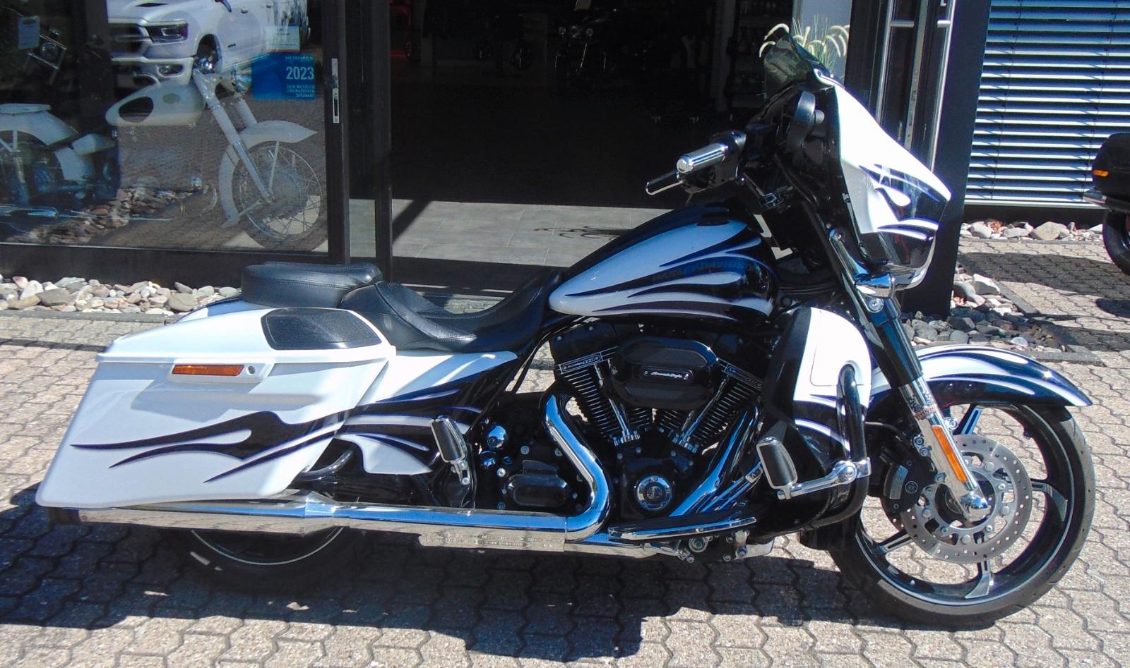 Harley-Davidson FLHXSE CVO Street Glide
